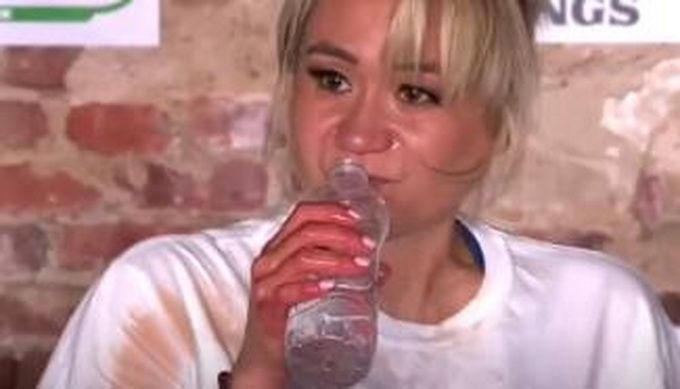 大胃王比赛美大胃王10分钟吃75个热狗后成功卫冕，网友：能吃是福也别这样啊