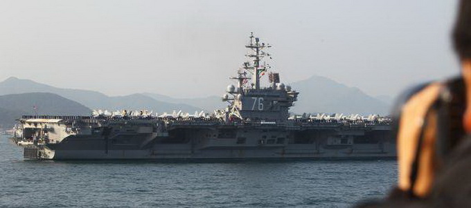 外媒述评：美两航母南海演习炫耀武力，中国不惧美方恐吓施压
