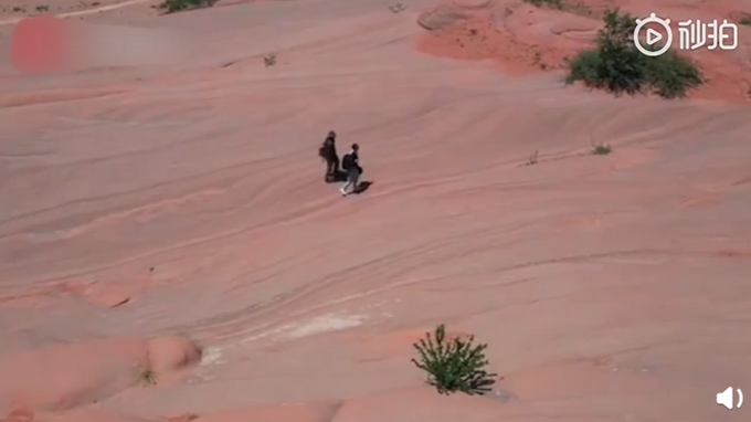 网红踩踏丹霞地貌拍视频炫耀，引网友集体愤怒：太过分了！