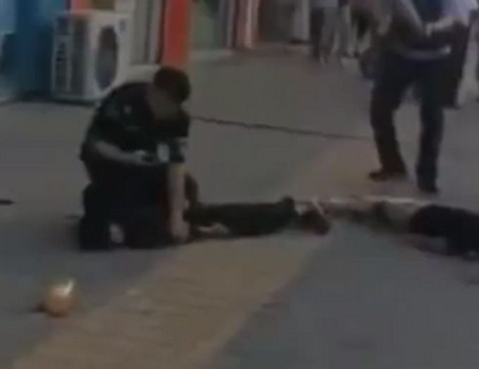 推荐|警方披露淮安暴力袭警案细节：歹徒手持两把尖刀突然行凶，牺牲民警迅速预警