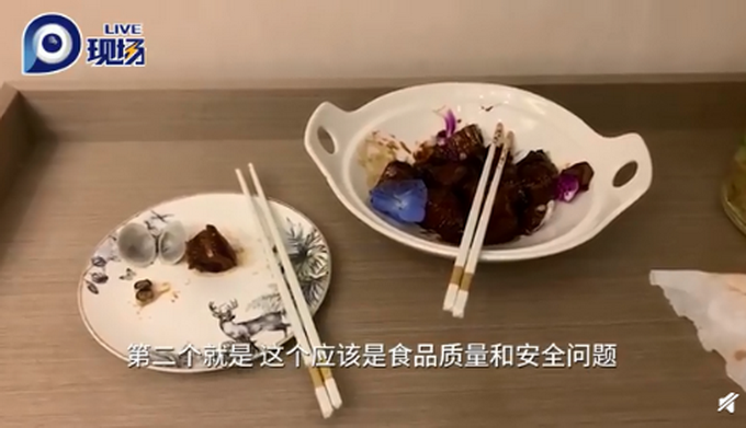推荐太恶心！上海女子在红烧肉中吃出两颗假牙，店家和商场都不管？