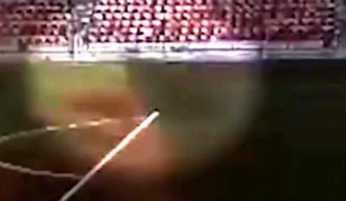 雷击俄足球员射门时被闪电劈中，事发地冒出一缕黑烟，场面骇人