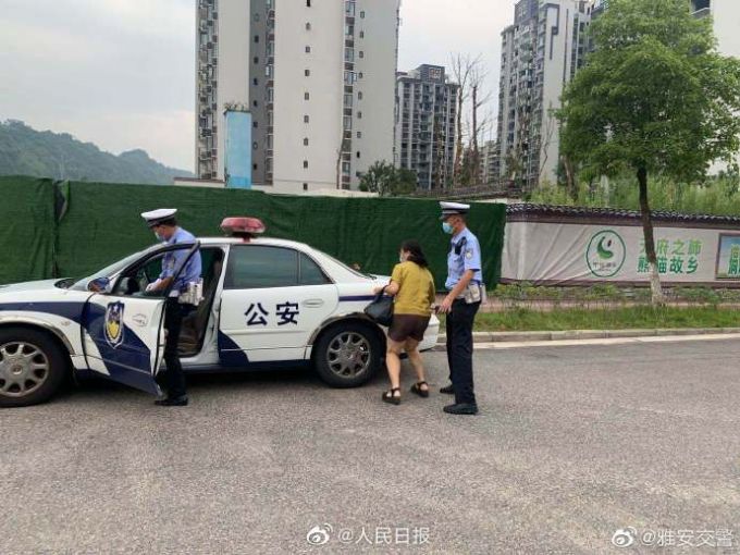 高考监考老师忘带监考证交警火速救助，网友：当年忘带准考证的孩子长大了