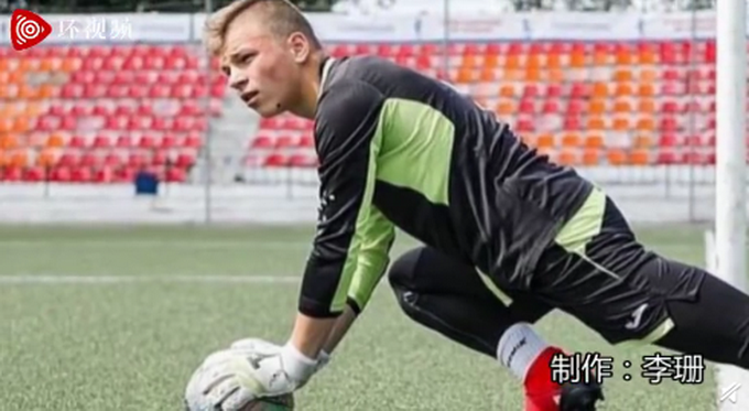 俄足球员射门时被一道闪电劈中，事发地冒出黑烟，网友：吓得不敢戴项链