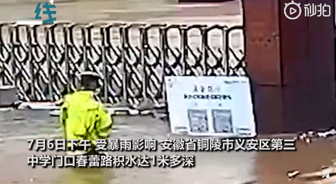 推荐暴雨后安徽交警游到中学门口查看汛情，拍拍身上污渍后安心游走