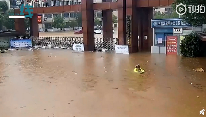 推荐暴雨后安徽交警游到中学门口查看汛情，拍拍身上污渍后安心游走
