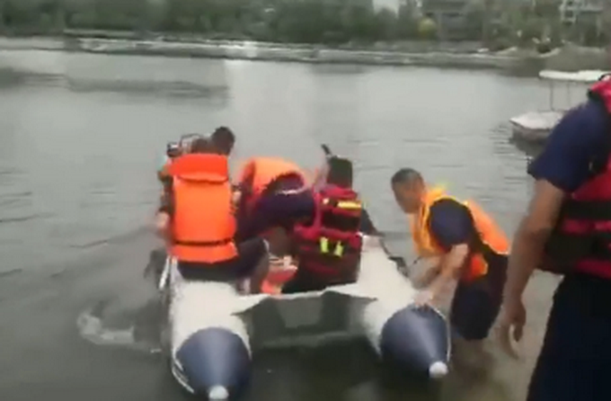 关注贵州冲进水库大巴内有高考学生，97名救援人员赴现场，含17名潜水员