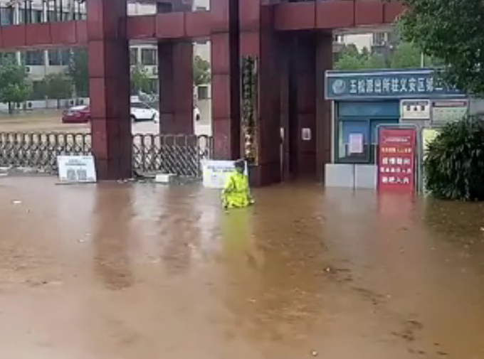 正能量交警小哥游泳到学校门口查看受汛情况，网友：最帅气的泳姿