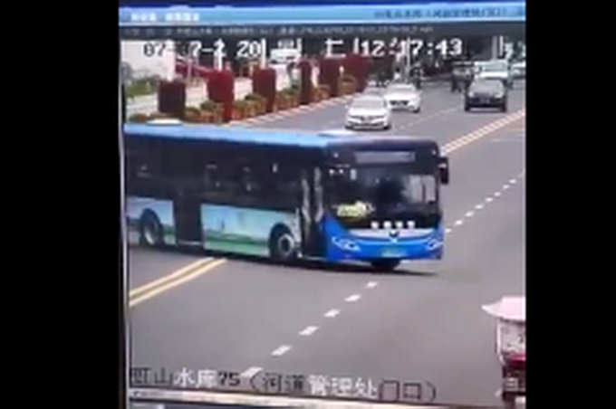 安顺公交车坠湖事故已救出18人，2人已无生命体征，公交车已打捞出水