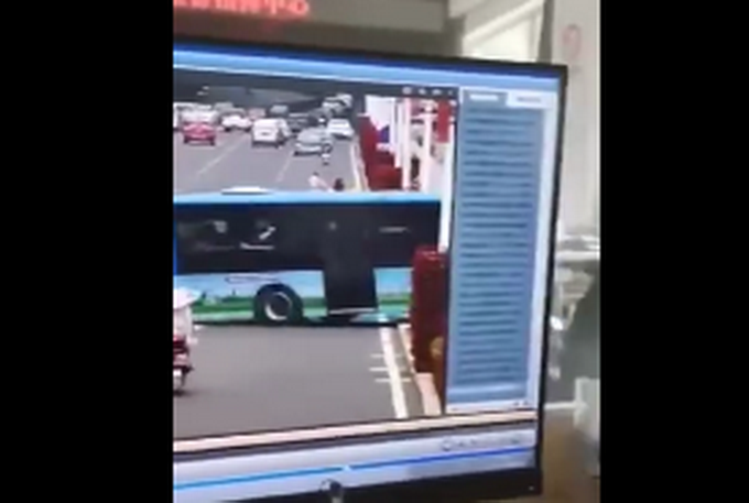 安顺公交车坠湖事故已救出18人，2人已无生命体征，公交车已打捞出水