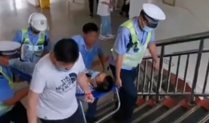 热点硬核！高考生刚做完手术，被民警用担架抬进考场