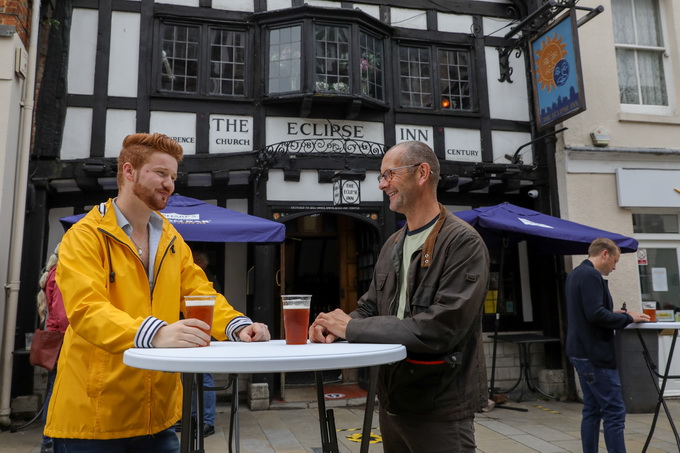 全球疫情打脸！有顾客被检测出感染新冠，英国数家酒吧重开后再次关闭