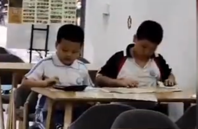 搞笑小朋友点菜前拿计算器算钱够不够，网友：太会过日子了