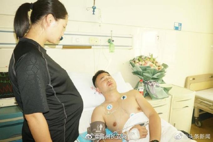 正能量不会游泳的法警救起6名溺水者，他的妻子下周就要临盆