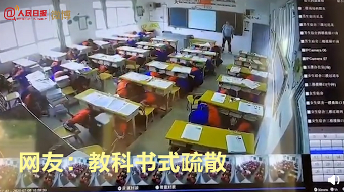 |地震瞬间昆明中学生1秒抱头避震，网友：教科书式疏散