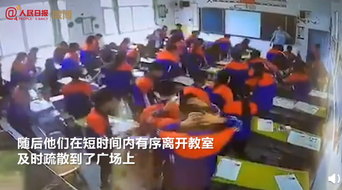 |地震瞬间昆明中学生1秒抱头避震，网友：教科书式疏散