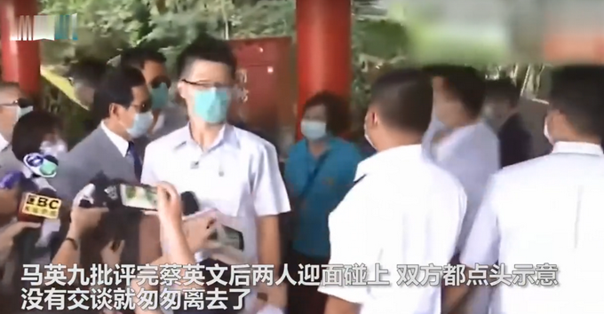 |马英九当众怒斥蔡英文，蔡英文突然从身后走了过来