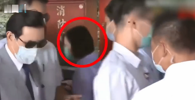 |马英九当众怒斥蔡英文，蔡英文突然从身后走了过来