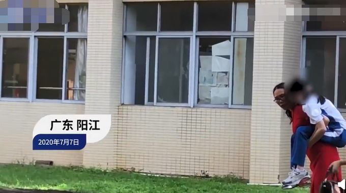 热点|高考考场外女学生说不想考了！老师的这个举动“能记一辈子”