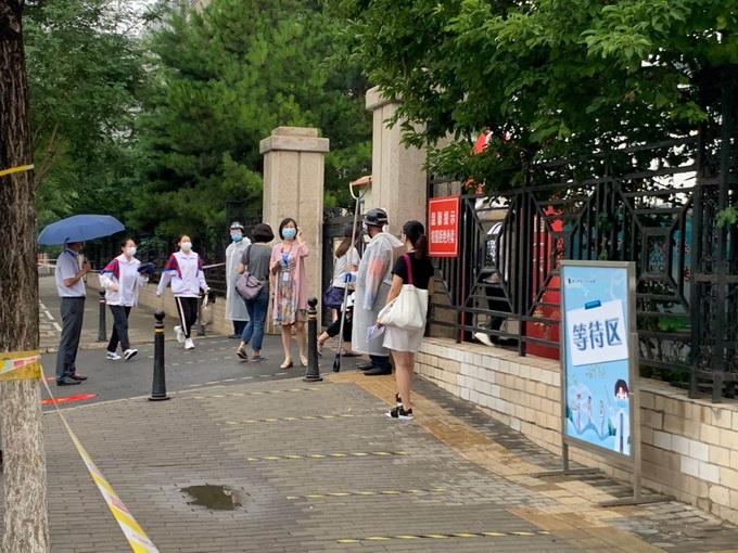 北京高考|暖心！下雨天，北京这个考场外组起爱心“护考队”