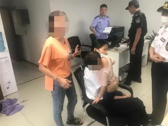 反锁车内|3岁女孩被反锁车内热到满脸通红哭泣不止，妈妈竟在逛公园？