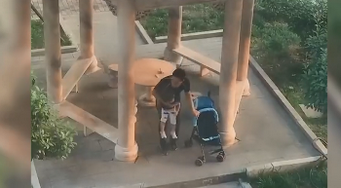 搞笑一刻|“忘崽”爸爸抱着娃找娃气笑妈妈，网友：戴着眼镜找眼镜，拿着手机找手机