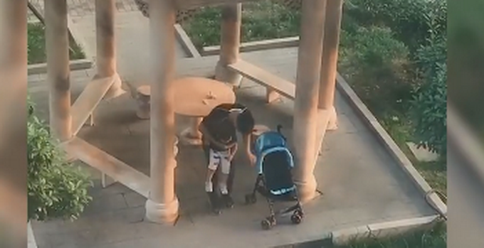 搞笑一刻|“忘崽”爸爸抱着娃找娃气笑妈妈，网友：戴着眼镜找眼镜，拿着手机找手机