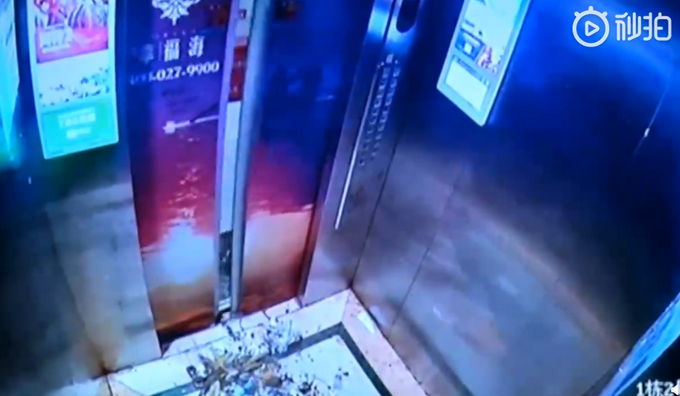 推荐|武汉男子将整箱垃圾直接倒进电梯，居民：缺垃圾袋我捐你