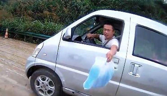 暖心瞬间|抢修现场过路司机给赤脚民警递雨鞋，网友：你守护我，我帮助你