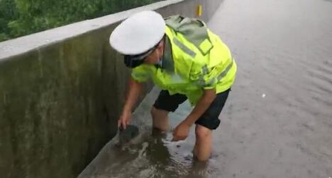 暖心瞬间|抢修现场过路司机给赤脚民警递雨鞋，网友：你守护我，我帮助你