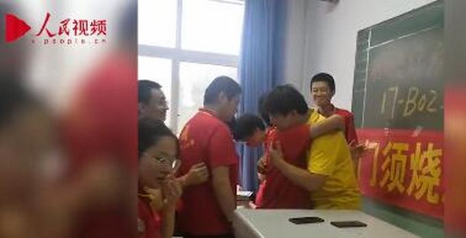 推荐|高三老师签永久假条学生喊不同意，老师：咱们永远是一家人