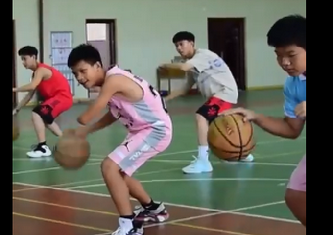 推荐|14岁独臂少年凌晨4点半练球，网友：他一定也喜欢科比吧