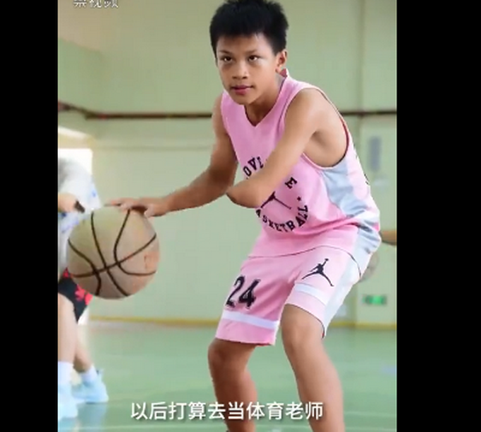 推荐|14岁独臂少年凌晨4点半练球，网友：他一定也喜欢科比吧