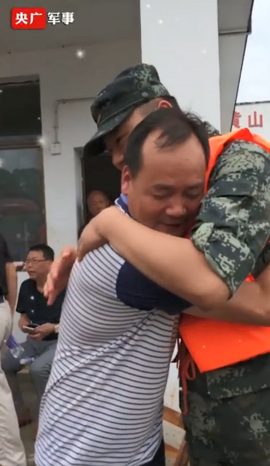 热点|洪水致茶叶被泡损失达9000万元！歙县痛哭茶企老板获武警援助