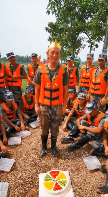 热点|20岁战士在防洪大堤上过生日：生日愿望是希望洪水早日退去