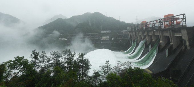 |多个水文站破1998年历史极值！南方多河流仍超警，泄洪现场震撼