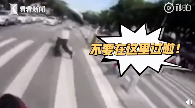 推荐|小学对面汽车自燃，交警声嘶力竭咆哮疏散群众：不要过来！快走！