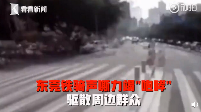 推荐|小学对面汽车自燃，交警声嘶力竭咆哮疏散群众：不要过来！快走！