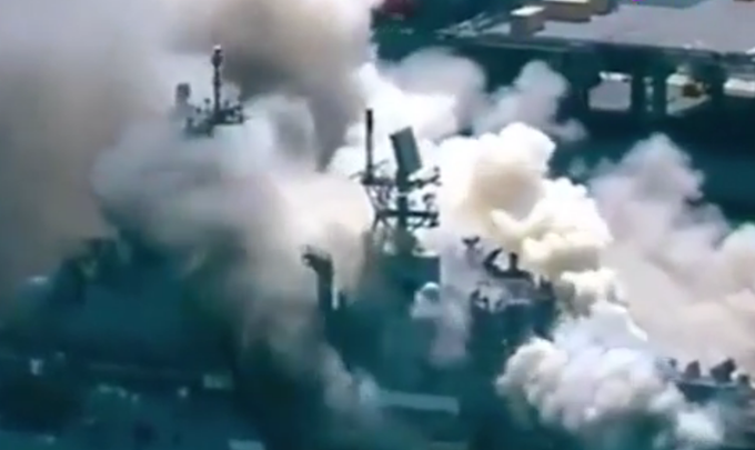 军舰|美海军两栖攻击舰仍在燃烧，市民开心拍照“留念”