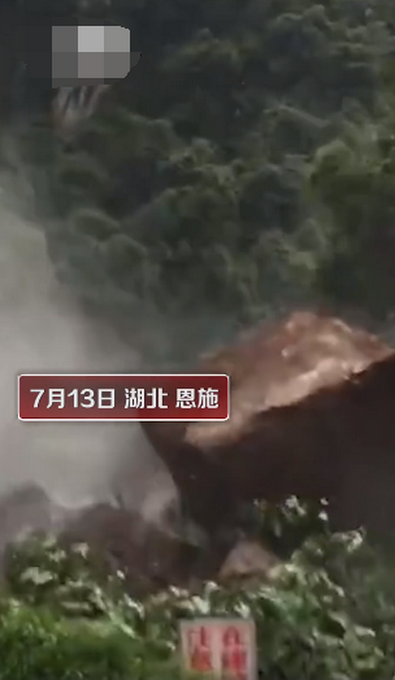 热点|太危险！山体塌方巨石滚落男子淡定拍照，网友：拍视频发朋友圈？