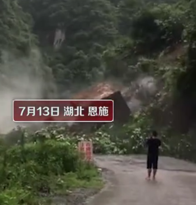 地质灾害|看着真悬！山体塌方巨石滚落瞬间，男子淡定拍照