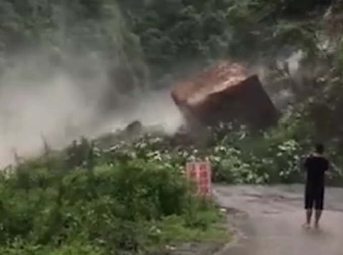 地质灾害|看着真悬！山体塌方巨石滚落瞬间，男子淡定拍照