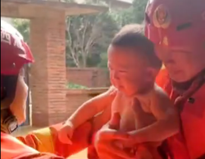 暖心|消防员用塑料盆小心护送生病宝宝，对视一幕太有爱了，网友点赞