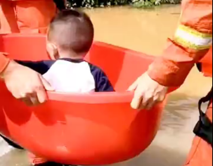 暖心|消防员用塑料盆小心护送生病宝宝，对视一幕太有爱了，网友点赞