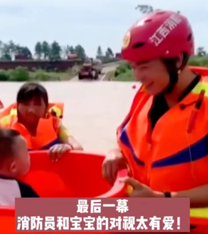 暖心|消防员用塑料盆小心护送生病宝宝，对视一幕太有爱了，网友点赞