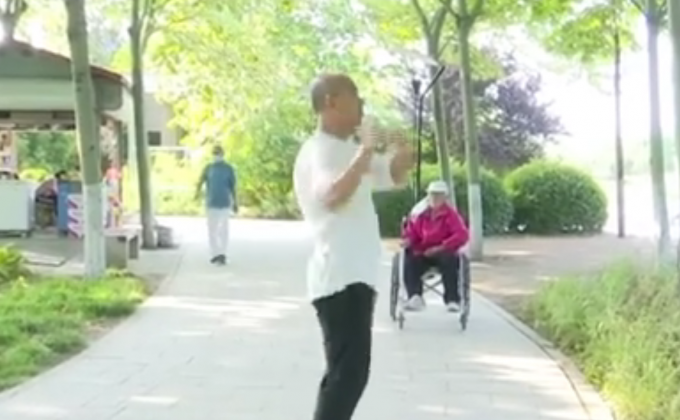 孝子|57岁大叔学鬼步舞给83岁母亲解闷：妈妈养大我不容易