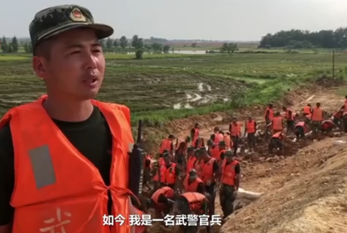 抗洪|98年洪灾获救男孩成为抗洪战士，当年他眼看着家里被淹没