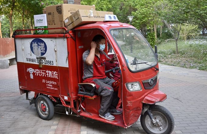 快递业|上半年邮政快递业务量超2016全年，完成338.8亿件