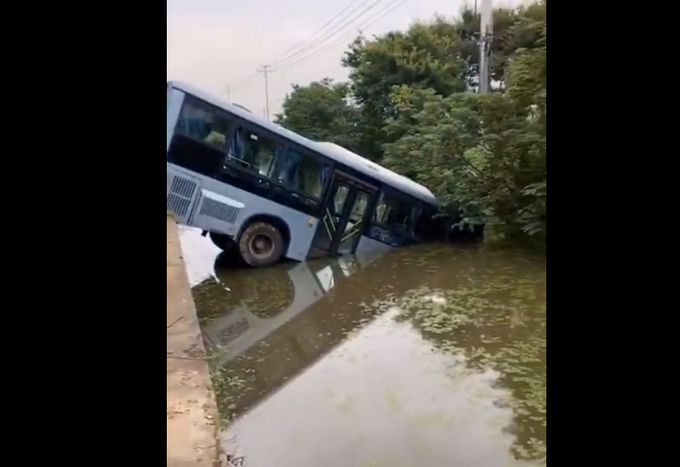 |事发溧阳！公交车与轿车相撞后冲入沟渠，轿车司机不幸身亡