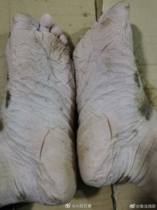 |辛苦了！烈日下，抗洪战士往身上涂泥巴防晒